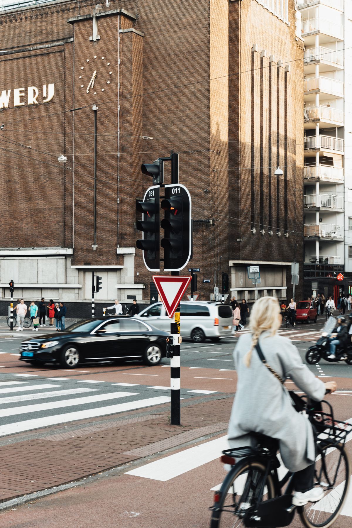 Kruispunt met fietsers en verkeer in Amsterdam