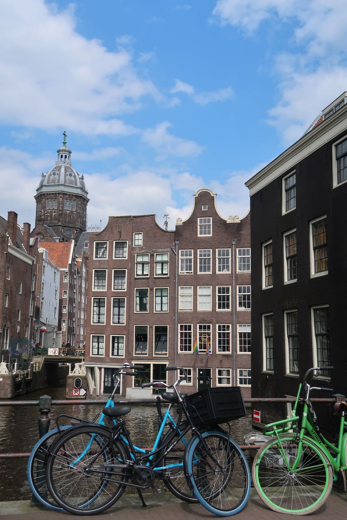 Fietsen langs een Amsterdamse gracht