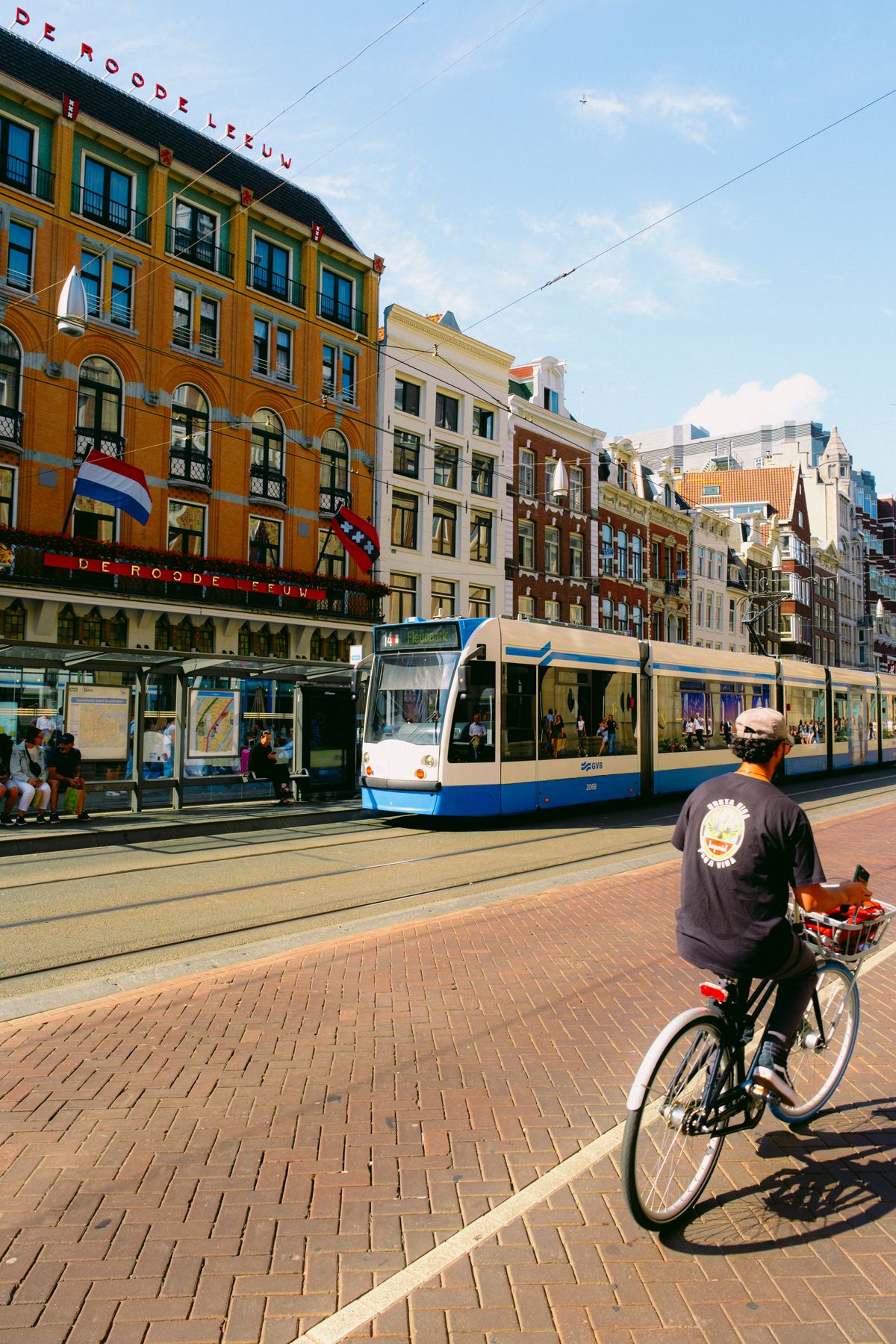 Tram en fietsers op een Nederlandse kruising
